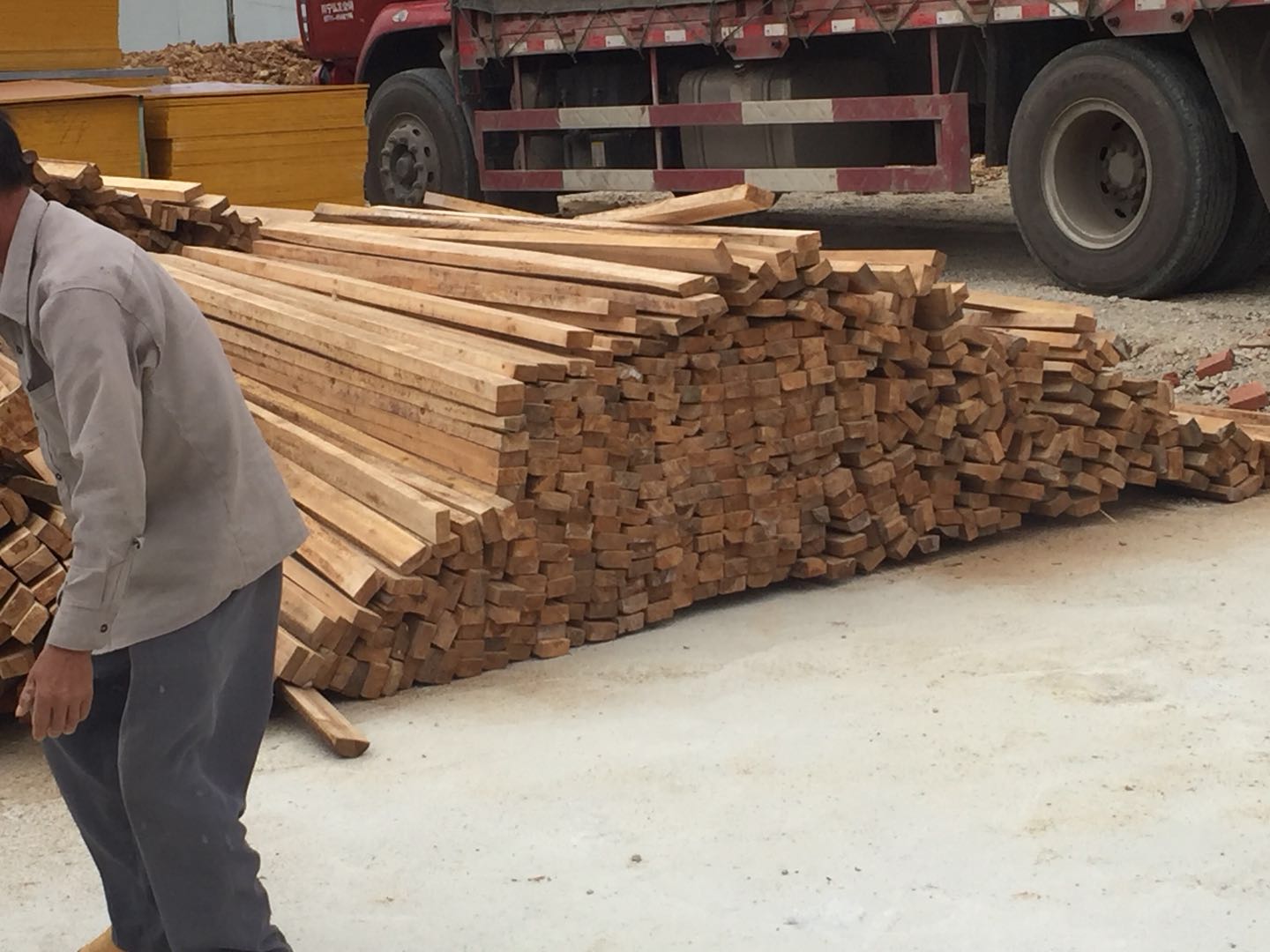 建筑木方模板卸貨現場