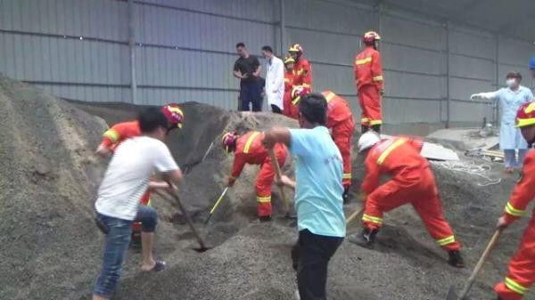 消防隊(duì)員搶救現(xiàn)場